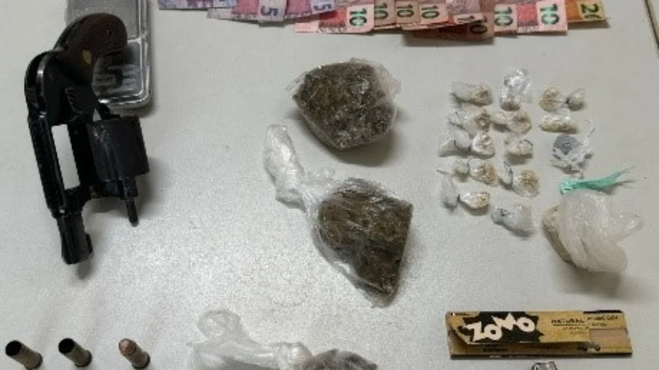 Polícia prende homem com arma de fogo e entorpecentes no Amazonas