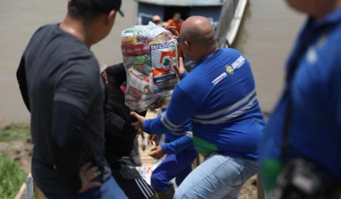 Wilson Lima entrega 150 toneladas de ajuda humanitária para municípios afetados pela estiagem no Alto Solimões