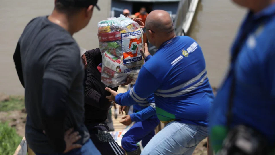 Wilson Lima entrega 150 toneladas de ajuda humanitária para municípios afetados pela estiagem no Alto Solimões