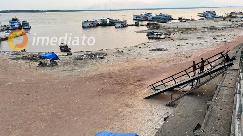 VÍDEOS: transporte de cargas e passageiros muda devido nível do Rio Negro