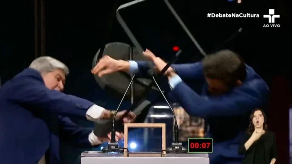 VEJA VÍDEO: Datena agride Pablo Marçal com cadeirada durante debate
