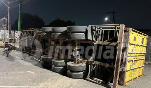 Carreta tomba após motorista tentar realizar manobra na Avenida das Torres