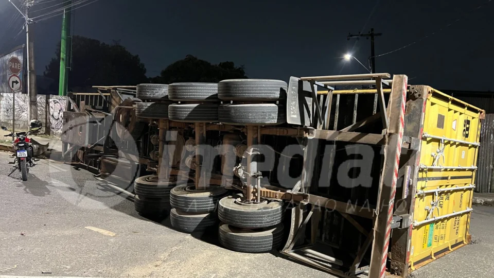 Carreta tomba após motorista tentar realizar manobra na Avenida das Torres