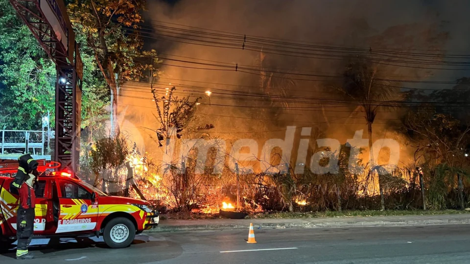 VÍDEO: incêndio de grandes proporções atinge área de mata no Distrito Industrial