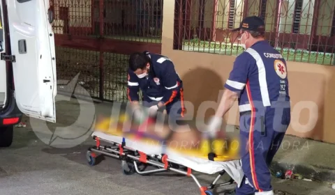 Homem é agredido por populares após tirar a roupa no meio da rua no bairro Zumbi