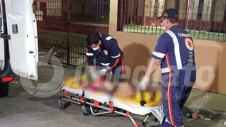 Homem é agredido por populares após tirar a roupa no meio da rua no bairro Zumbi