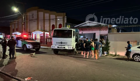 Motorista perde controle de caminhão e invade residência no bairro Coroado