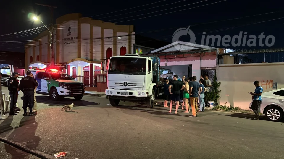 Motorista perde controle de caminhão e invade residência no bairro Coroado