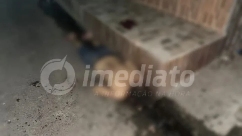 Homem é morto a tiros dentro de beco no bairro Compensa