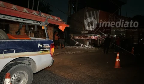 Carreta se desprende de caminhão e derruba poste de energia no bairro Monte das Oliveiras