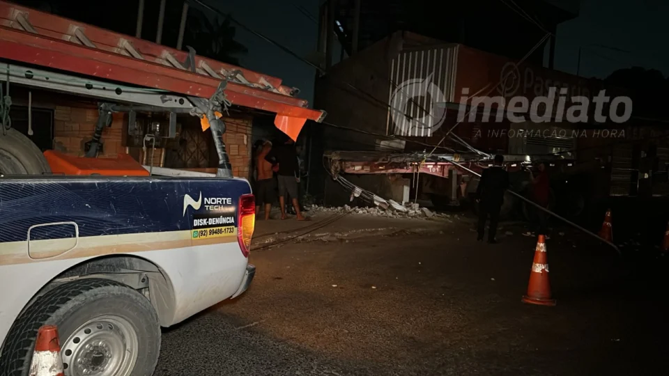 Carreta se desprende de caminhão e derruba poste de energia no bairro Monte das Oliveiras
