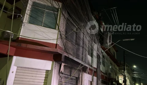 VEJA VÍDEOS: poste de energia pega fogo e atinge casa no bairro Crespo