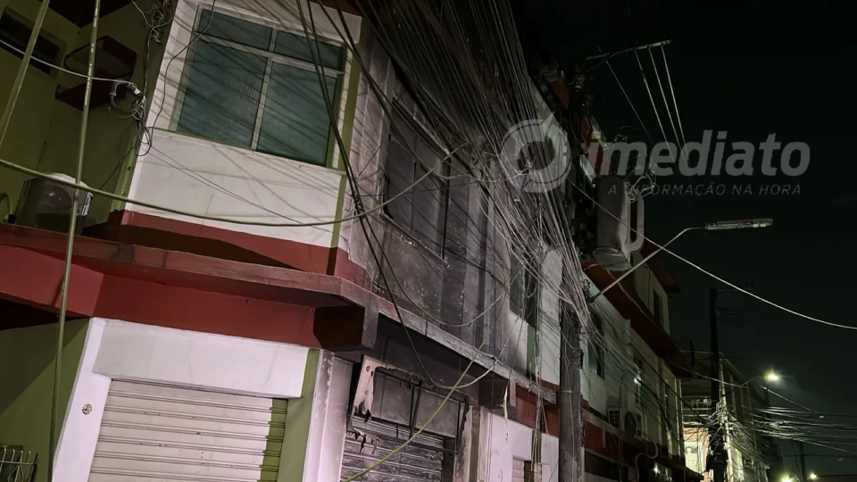 VEJA VÍDEOS: poste de energia pega fogo e atinge casa no bairro Crespo