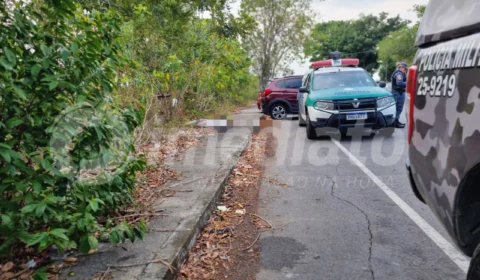 VÍDEO: corpo de homem enrolando em lençol é desovado no Distrito Industrial