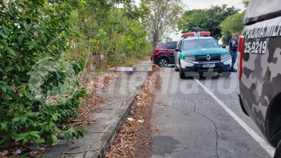 VÍDEO: corpo de homem enrolando em lençol é desovado no Distrito Industrial