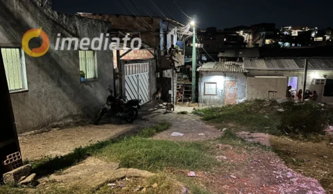 Homem é assassinado a tiros dentro de residência no bairro Compensa 3