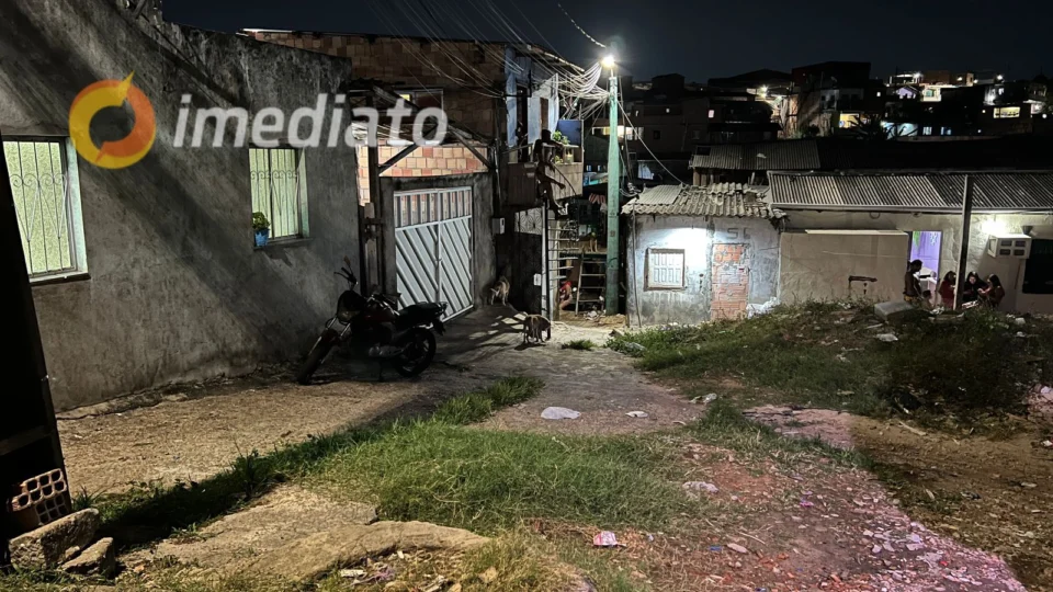 Homem é assassinado a tiros dentro de residência no bairro Compensa 3