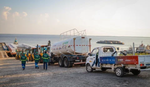 Trezentas toneladas de equipamentos chegam a Parintins para o início das obras de saneamento básico do Prosai