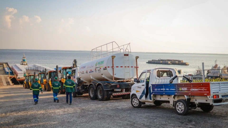 Trezentas toneladas de equipamentos chegam a Parintins para o início das obras de saneamento básico do Prosai
