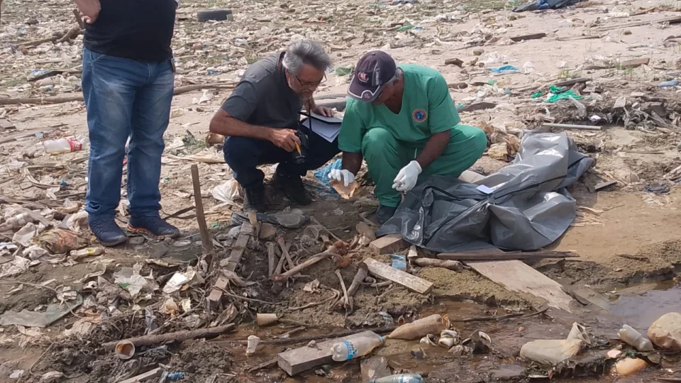 Fotos: ‘cemitério de ossos’ é revelado por causa da seca no Rio Negro no Educandos