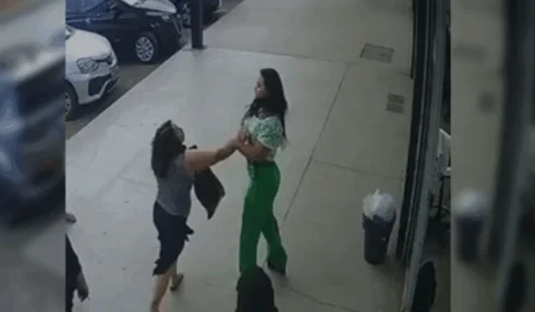 VEJA VÍDEO: mulheres trocam socos e puxões de cabelo em fila de loja de maquiagens