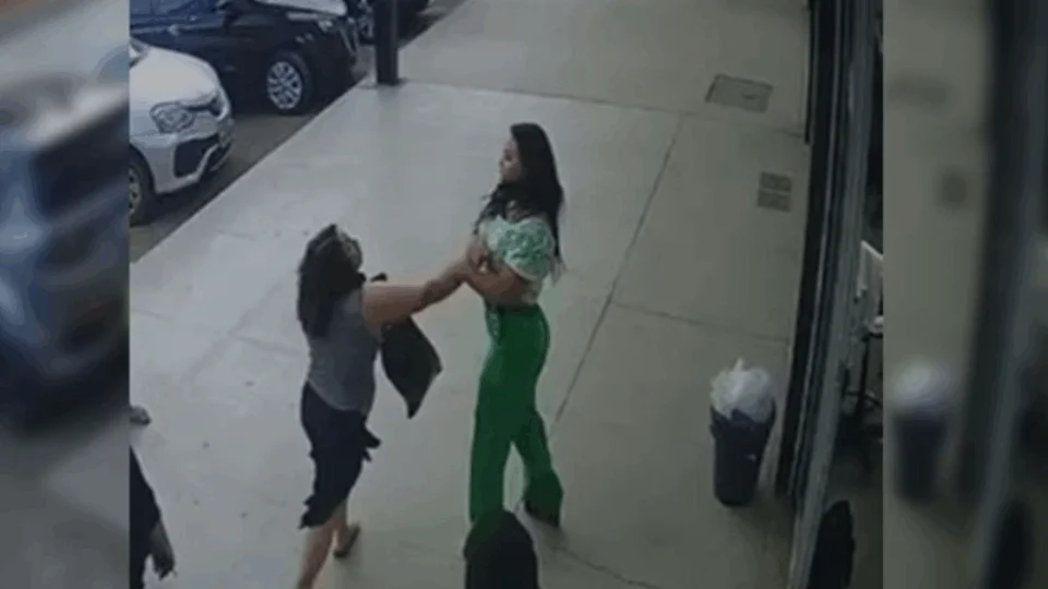 VEJA VÍDEO: mulheres trocam socos e puxões de cabelo em fila de loja de maquiagens