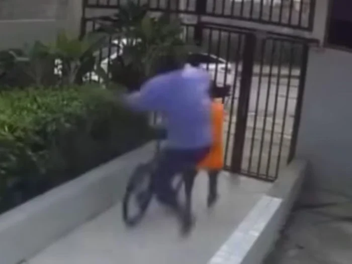 VEJA VÍDEO: porteiro dá ‘voadora’ e impede que ladrão furte bicicleta