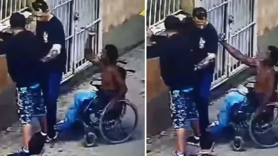 VEJA VÍDEO: cadeirante dá facada nas costas de policial durante abordagem