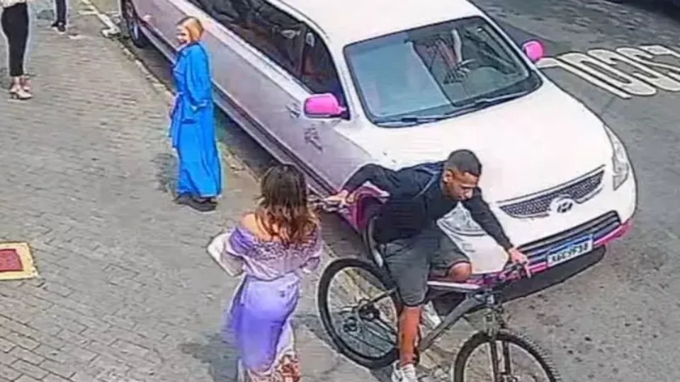 VEJA VÍDEO: ladrão em bicicleta rouba celular de cantora Sula Miranda