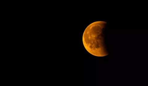 Eclipse lunar pode ser visto em todo Brasil na noite desta terça-feira (17)