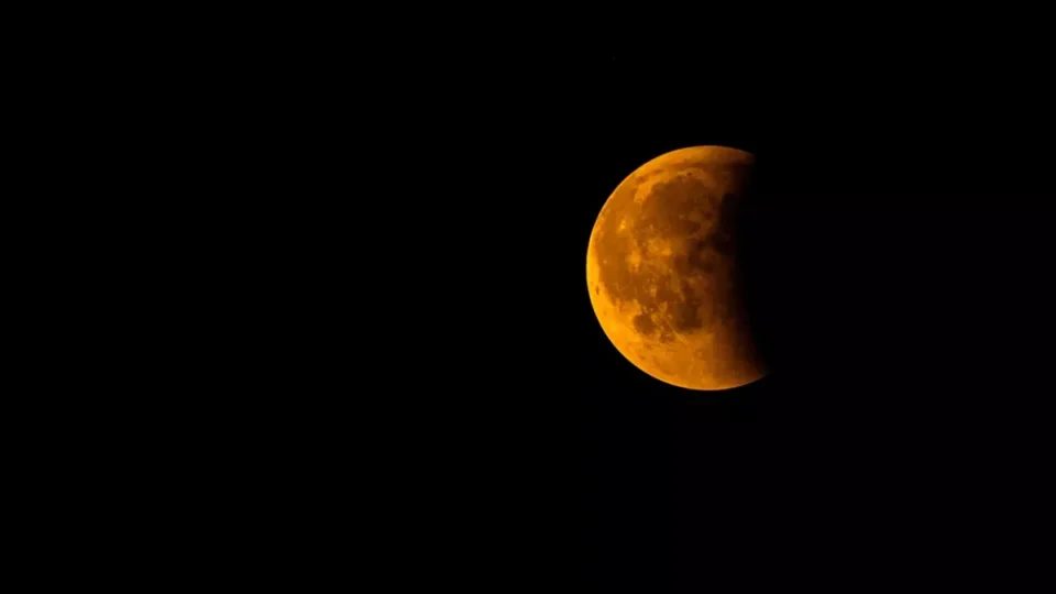 Eclipse lunar pode ser visto em todo Brasil na noite desta terça-feira (17)