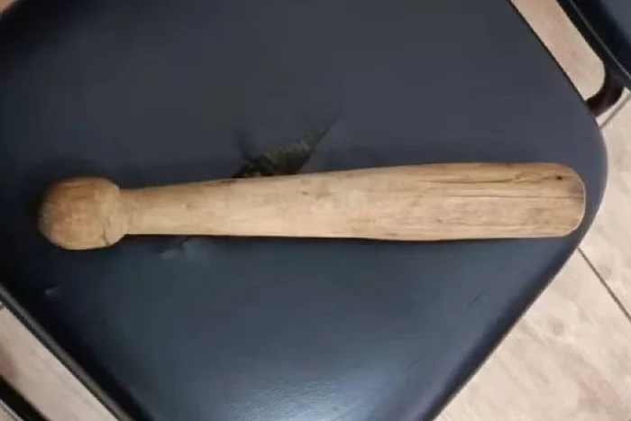 Homem tenta invadir casa da mãe com taco de beisebol e é preso