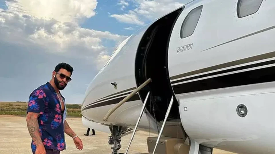 Gusttavo Lima tem avião apreendido em operação contra esquema de jogos ilegais que prendeu Deolane Bezerra