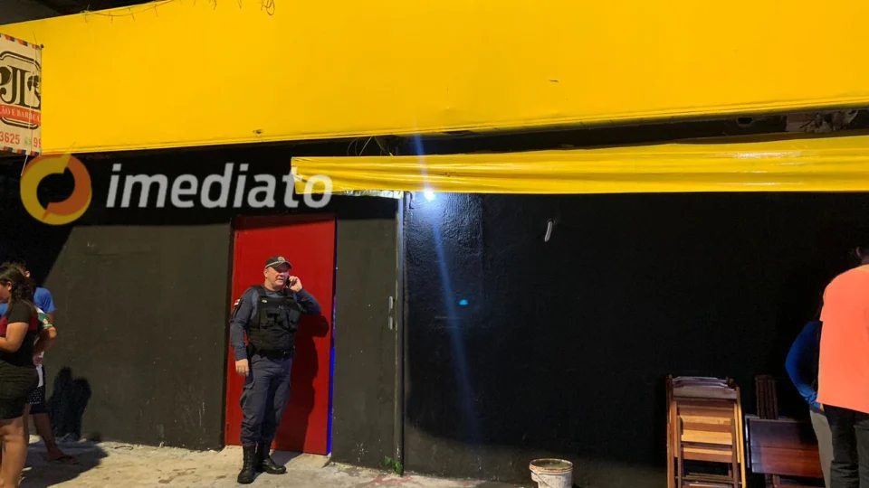 Homem é morto a tiros dentro de bar no bairro Compensa