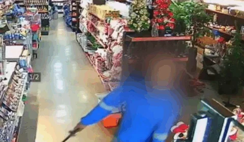 VEJA VÍDEO: homem mata namorada com espada e invade loja para matar a ex-esposa