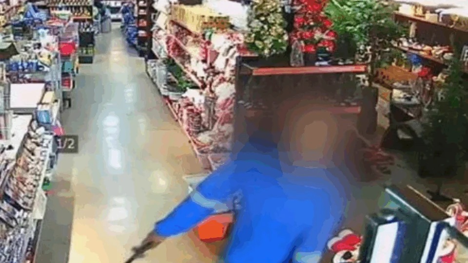 VEJA VÍDEO: homem mata namorada com espada e invade loja para matar a ex-esposa