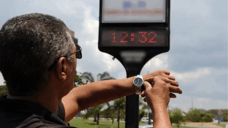 Volta de horário de verão é possibilidade real, diz ministro de Minas