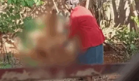 VEJA VÍDEO: idosa amarra cão pelo pescoço e agride animal com intenção de matá-lo