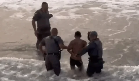 VEJA VÍDEO: helicóptero da PM flagra homem no mar tentando fugir da polícia