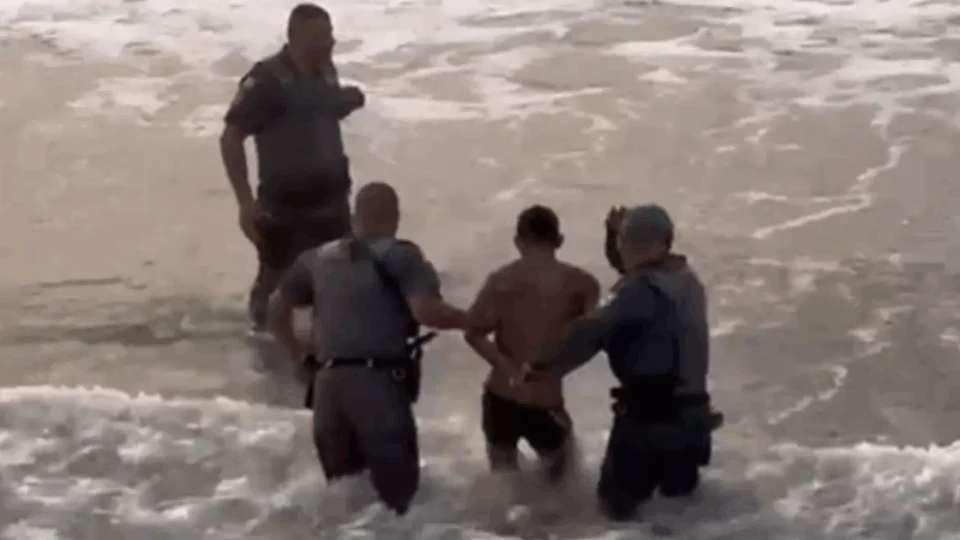 VEJA VÍDEO: helicóptero da PM flagra homem no mar tentando fugir da polícia