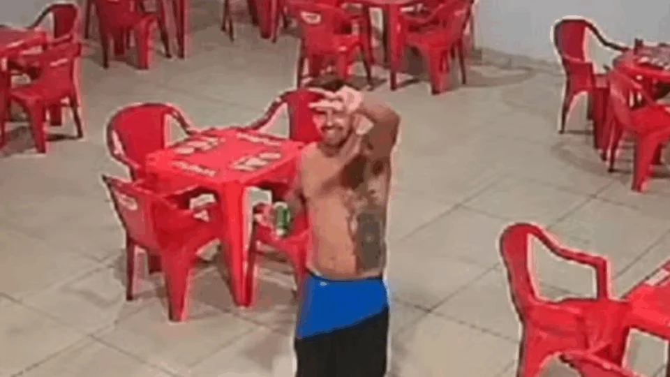 VEJA VÍDEO: homem comemora aniversário em bar e sorri para câmera antes de ser morto