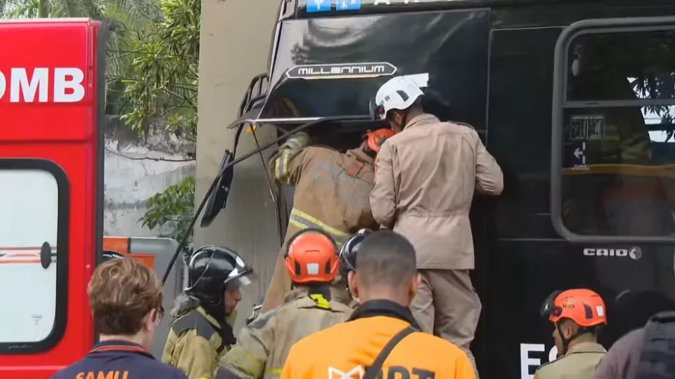 Colisão de BRT contra pilar deixa 66 feridos e 5 em estado grave no Rio