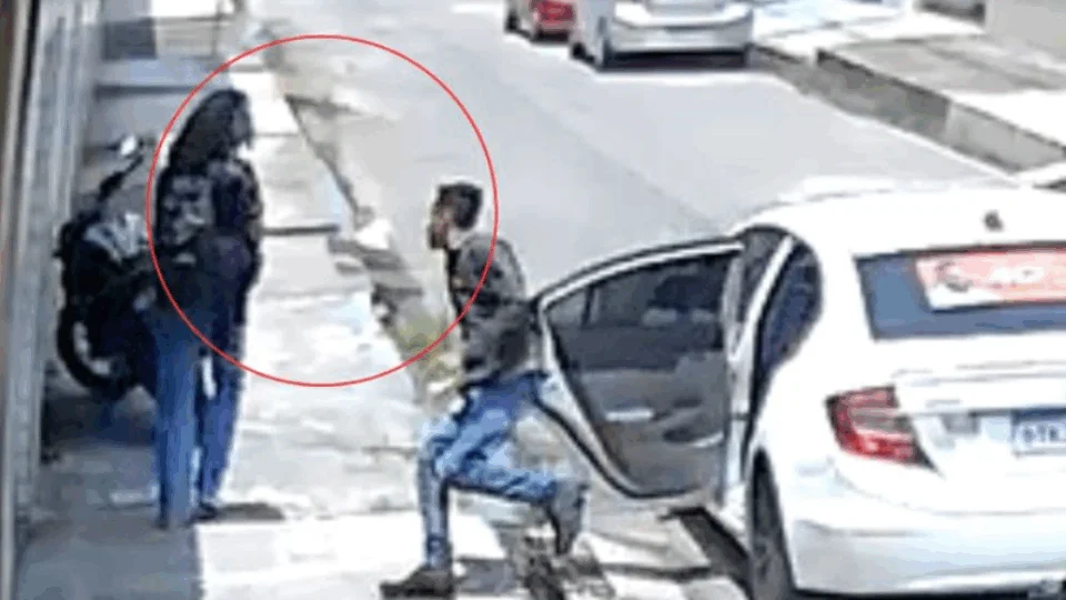 VEJA VÍDEO: jovem escapa de tentativa de sequestro de criminoso em carro