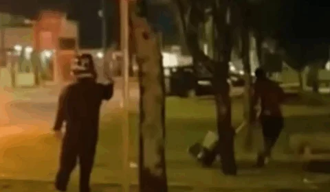 VEJA VÍDEO: homem é morto a tiros após jogar pedras em moto e dono se revoltar