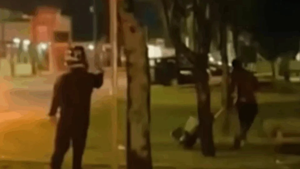 VEJA VÍDEO: homem é morto a tiros após jogar pedras em moto e dono se revoltar