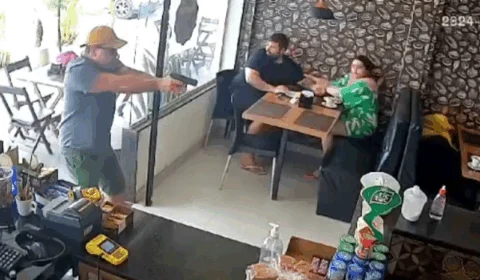 VEJA VÍDEO: policial de folga reage a tentativa de assalto e atira em criminoso