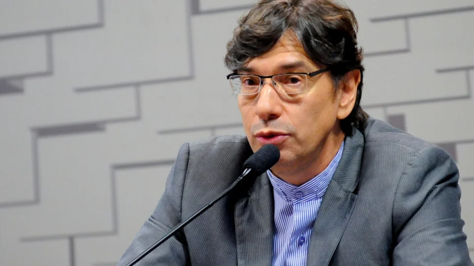 Crise no IBGE: Servidores acusam Pochmann de ameaçar autonomia e pedem sua saída