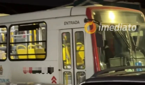 Passageira é detida após supostamente perseguir cobradora e motorista de ônibus em Manaus