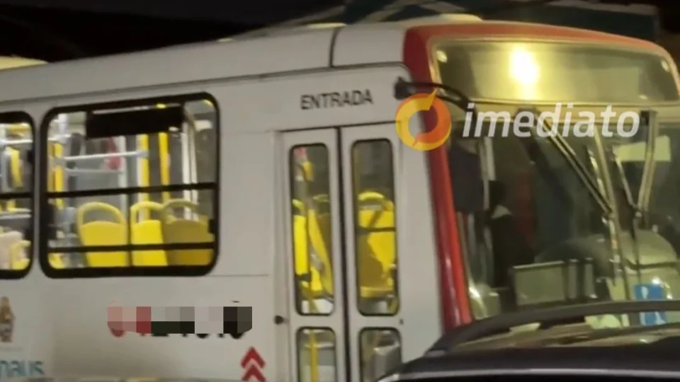 Passageira é detida após supostamente perseguir cobradora e motorista de ônibus em Manaus