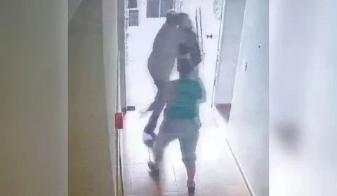 Vídeo mostra homem sendo contido após esfaquear ex-companheira, sogra e filha